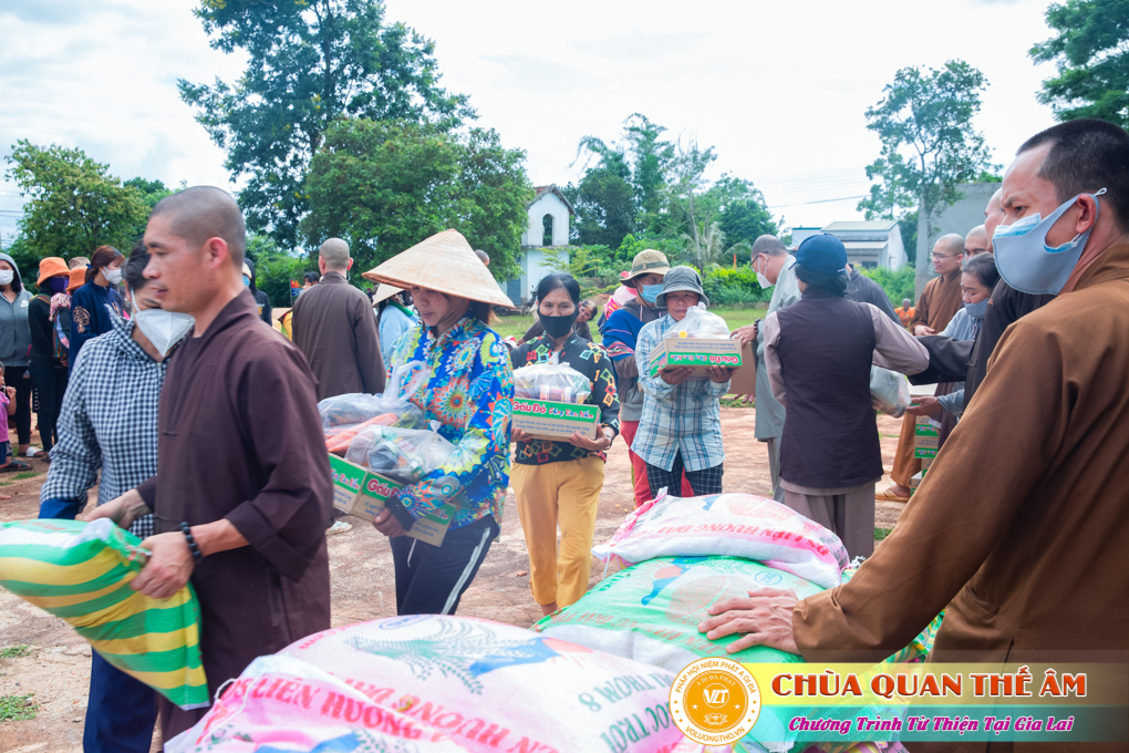 hinh-anh-tang-qua-cho-benh-nhan-phong-tai-tinh-gia-lai-ngay-03-05-06-2022-phan-2-chua-quan-the-am-duc-trong-lam-dong-50.jpg