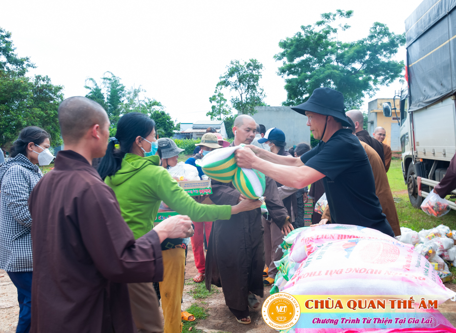hinh-anh-tang-qua-cho-benh-nhan-phong-tai-tinh-gia-lai-ngay-03-05-06-2022-phan-2-chua-quan-the-am-duc-trong-lam-dong-51.jpg