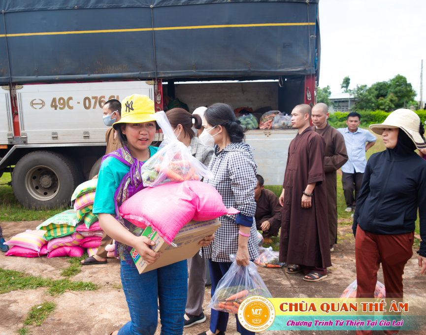 hinh-anh-tang-qua-cho-benh-nhan-phong-tai-tinh-gia-lai-ngay-03-05-06-2022-phan-2-chua-quan-the-am-duc-trong-lam-dong-53.jpg