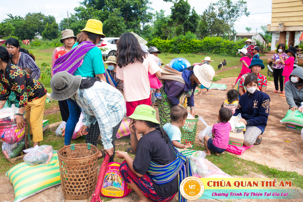 hinh-anh-tang-qua-cho-benh-nhan-phong-tai-tinh-gia-lai-ngay-03-05-06-2022-phan-2-chua-quan-the-am-duc-trong-lam-dong-54.jpg