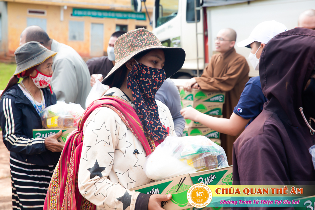 hinh-anh-tang-qua-cho-benh-nhan-phong-tai-tinh-gia-lai-ngay-03-05-06-2022-phan-2-chua-quan-the-am-duc-trong-lam-dong-55.jpg