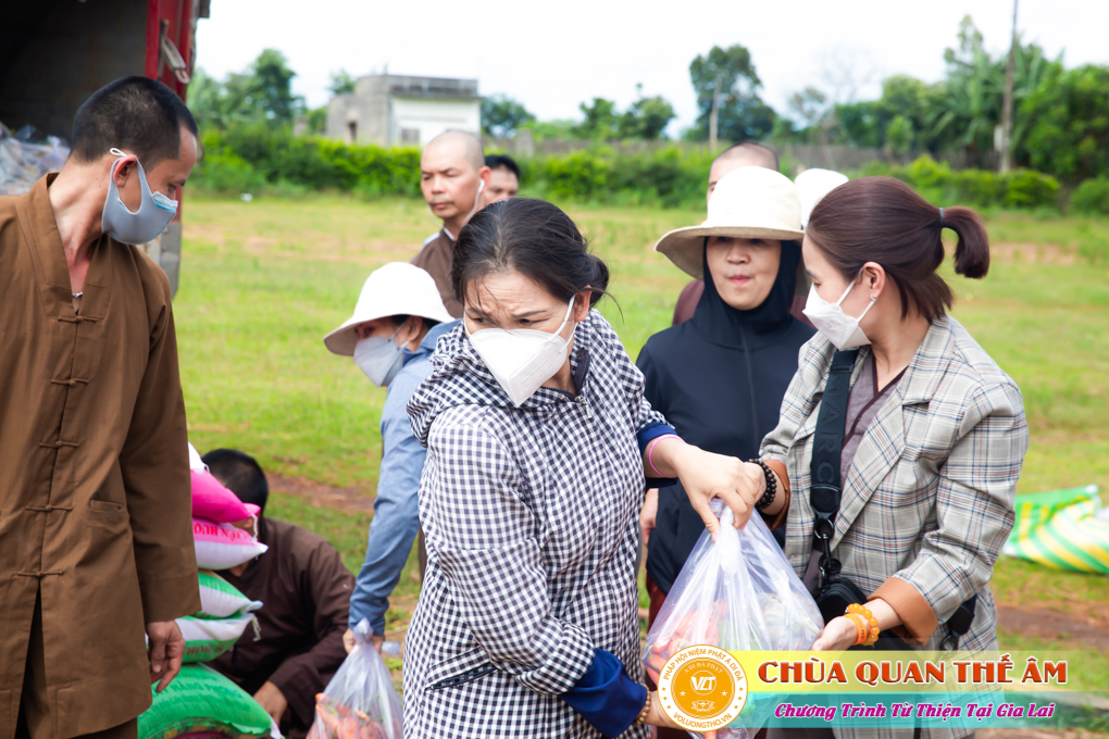 hinh-anh-tang-qua-cho-benh-nhan-phong-tai-tinh-gia-lai-ngay-03-05-06-2022-phan-2-chua-quan-the-am-duc-trong-lam-dong-56.jpg