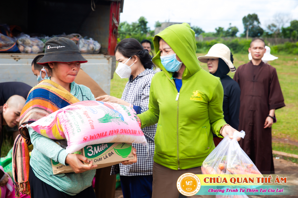 hinh-anh-tang-qua-cho-benh-nhan-phong-tai-tinh-gia-lai-ngay-03-05-06-2022-phan-2-chua-quan-the-am-duc-trong-lam-dong-57.jpg
