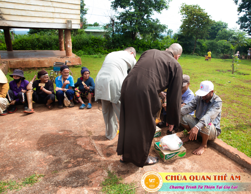 hinh-anh-tang-qua-cho-benh-nhan-phong-tai-tinh-gia-lai-ngay-03-05-06-2022-phan-2-chua-quan-the-am-duc-trong-lam-dong-58.jpg