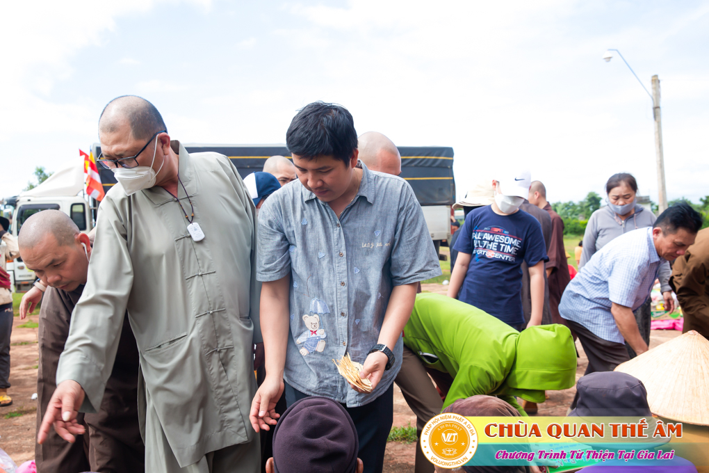 hinh-anh-tang-qua-cho-benh-nhan-phong-tai-tinh-gia-lai-ngay-03-05-06-2022-phan-2-chua-quan-the-am-duc-trong-lam-dong-61.jpg
