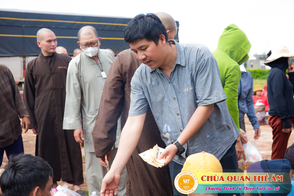 hinh-anh-tang-qua-cho-benh-nhan-phong-tai-tinh-gia-lai-ngay-03-05-06-2022-phan-2-chua-quan-the-am-duc-trong-lam-dong-62.jpg