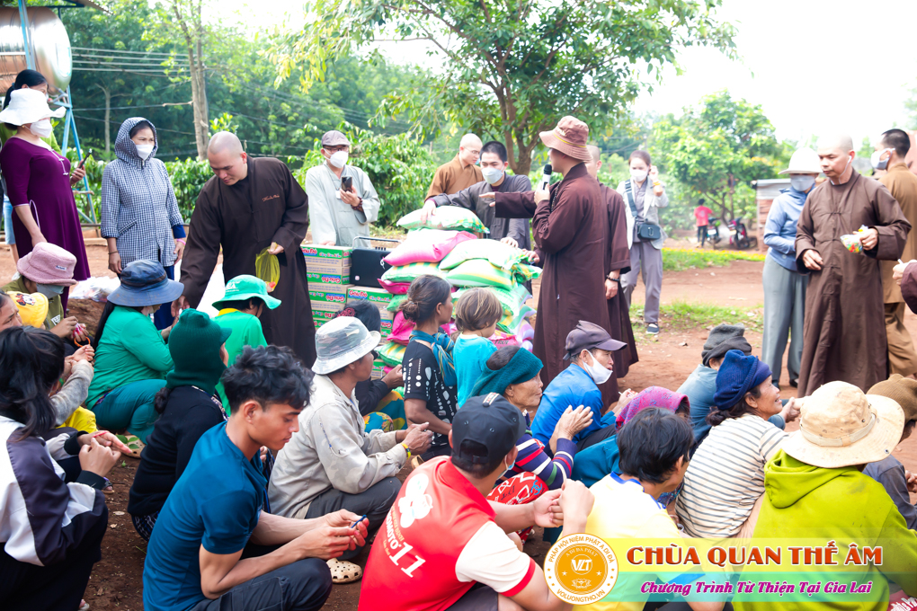 hinh-anh-tang-qua-cho-benh-nhan-phong-tai-tinh-gia-lai-ngay-03-05-06-2022-phan-2-chua-quan-the-am-duc-trong-lam-dong-7.jpg