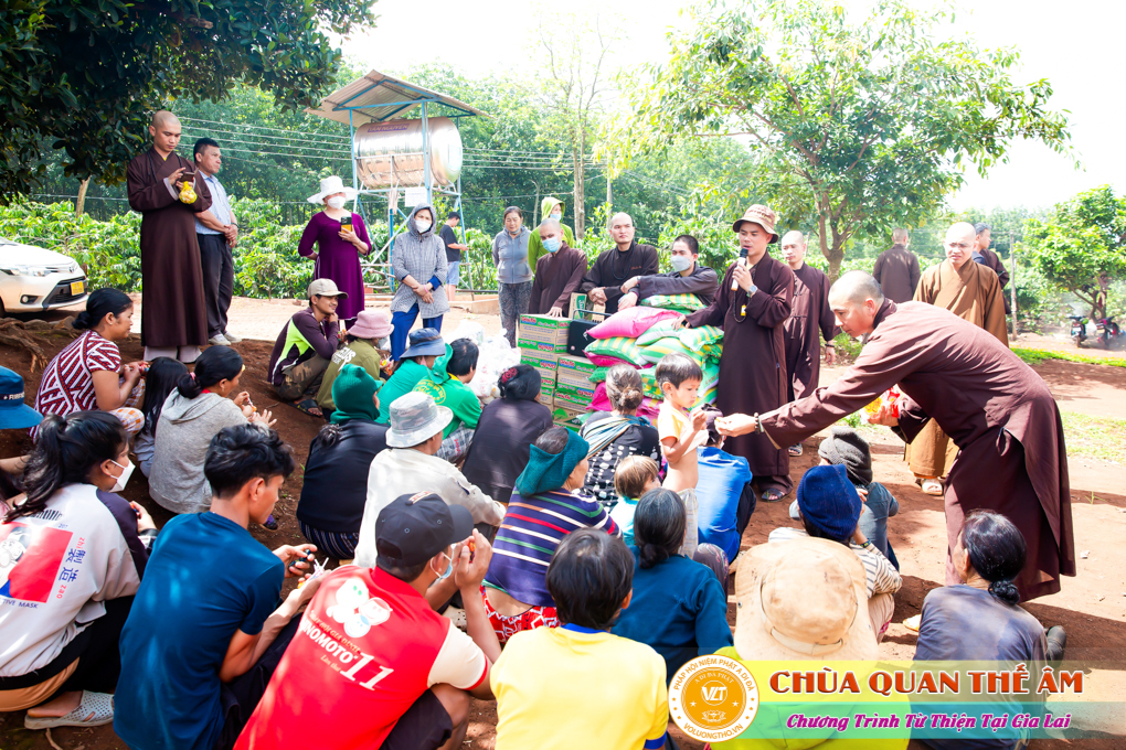 hinh-anh-tang-qua-cho-benh-nhan-phong-tai-tinh-gia-lai-ngay-03-05-06-2022-phan-2-chua-quan-the-am-duc-trong-lam-dong-8.jpg