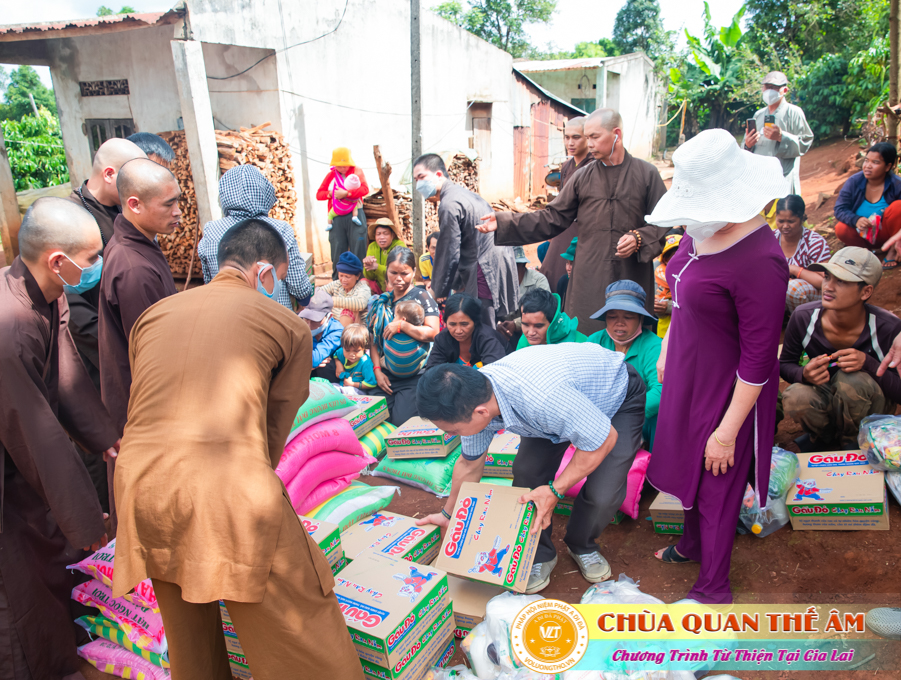 hinh-anh-tang-qua-cho-benh-nhan-phong-tai-tinh-gia-lai-ngay-03-05-06-2022-phan-2-chua-quan-the-am-duc-trong-lam-dong-9.jpg