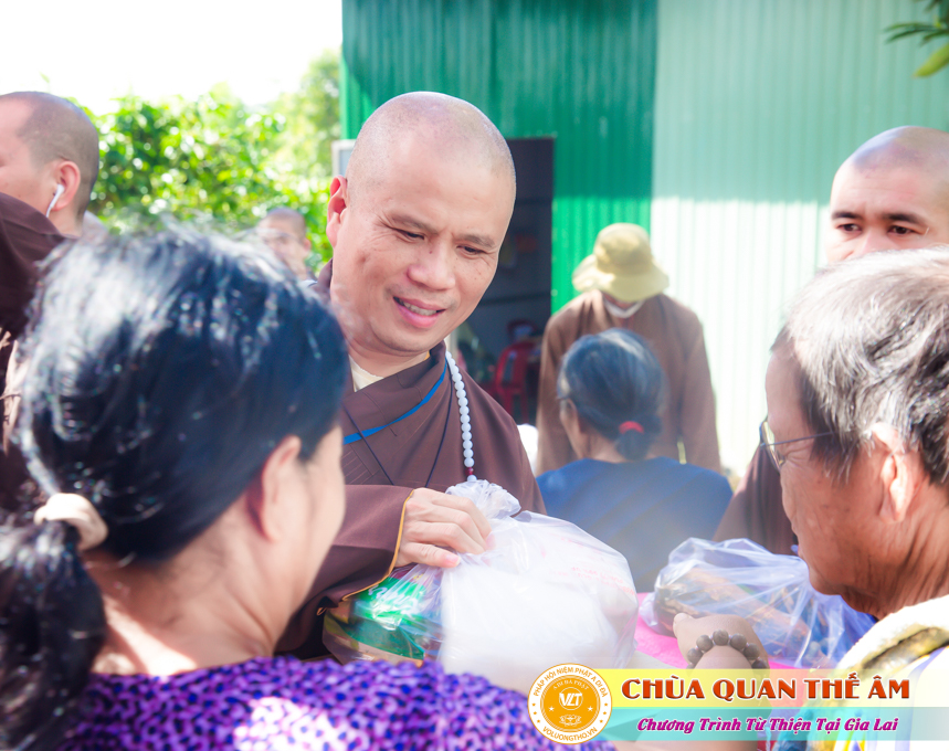 hinh-anh-tang-qua-cho-benh-nhan-phong-tai-tinh-gia-lai-ngay-03-05-06-2022-phan-3-chua-quan-the-am-duc-trong-lam-dong-1.jpg