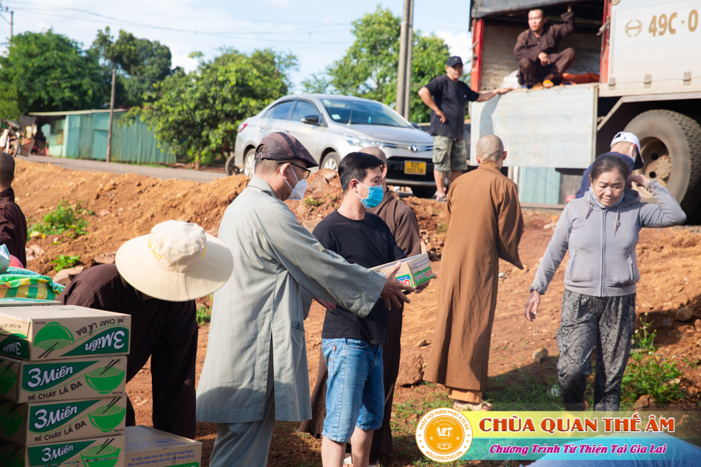 hinh-anh-tang-qua-cho-benh-nhan-phong-tai-tinh-gia-lai-ngay-03-05-06-2022-phan-3-chua-quan-the-am-duc-trong-lam-dong-12.jpg