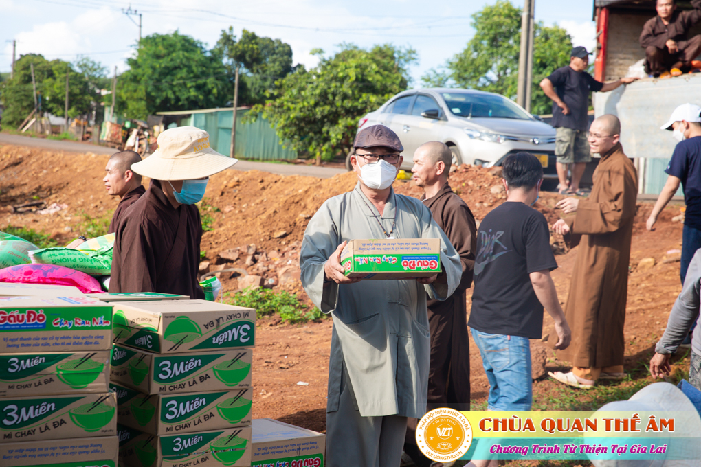 hinh-anh-tang-qua-cho-benh-nhan-phong-tai-tinh-gia-lai-ngay-03-05-06-2022-phan-3-chua-quan-the-am-duc-trong-lam-dong-13.jpg