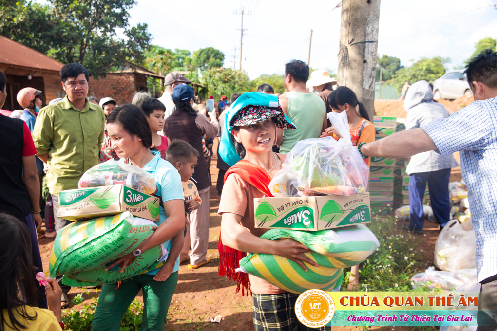 hinh-anh-tang-qua-cho-benh-nhan-phong-tai-tinh-gia-lai-ngay-03-05-06-2022-phan-3-chua-quan-the-am-duc-trong-lam-dong-16.jpg