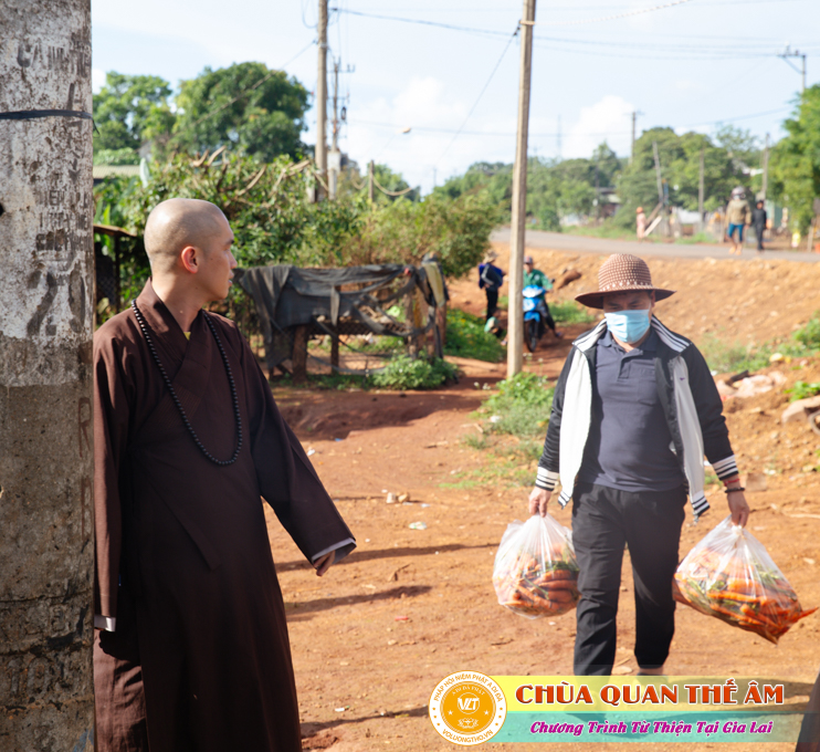 hinh-anh-tang-qua-cho-benh-nhan-phong-tai-tinh-gia-lai-ngay-03-05-06-2022-phan-3-chua-quan-the-am-duc-trong-lam-dong-2.jpg