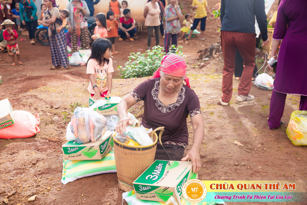 hinh-anh-tang-qua-cho-benh-nhan-phong-tai-tinh-gia-lai-ngay-03-05-06-2022-phan-3-chua-quan-the-am-duc-trong-lam-dong-20.jpg