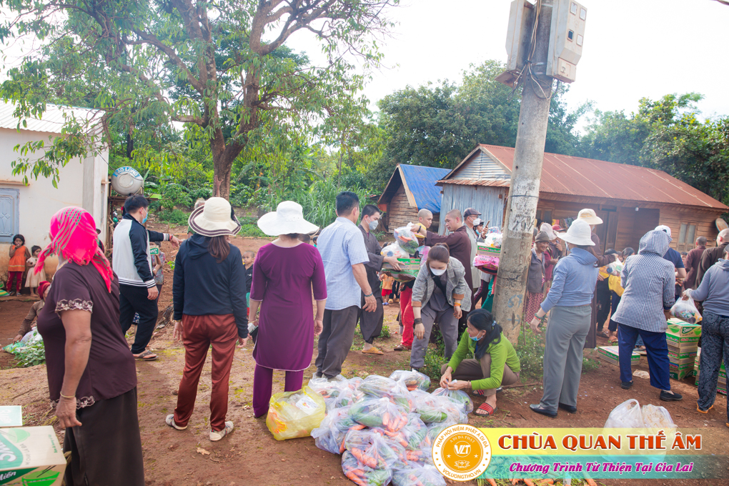 hinh-anh-tang-qua-cho-benh-nhan-phong-tai-tinh-gia-lai-ngay-03-05-06-2022-phan-3-chua-quan-the-am-duc-trong-lam-dong-21.jpg