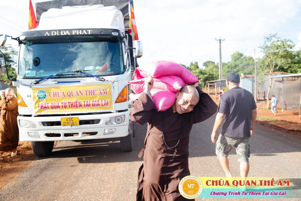 hinh-anh-tang-qua-cho-benh-nhan-phong-tai-tinh-gia-lai-ngay-03-05-06-2022-phan-3-chua-quan-the-am-duc-trong-lam-dong-22.jpg