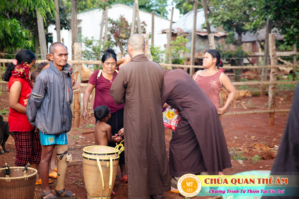 hinh-anh-tang-qua-cho-benh-nhan-phong-tai-tinh-gia-lai-ngay-03-05-06-2022-phan-3-chua-quan-the-am-duc-trong-lam-dong-24.jpg