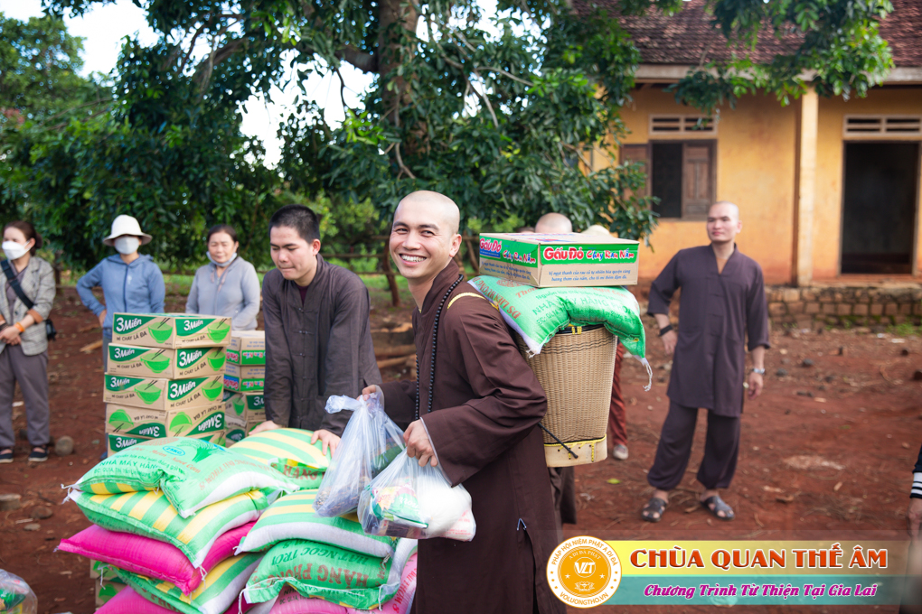 hinh-anh-tang-qua-cho-benh-nhan-phong-tai-tinh-gia-lai-ngay-03-05-06-2022-phan-3-chua-quan-the-am-duc-trong-lam-dong-25.jpg