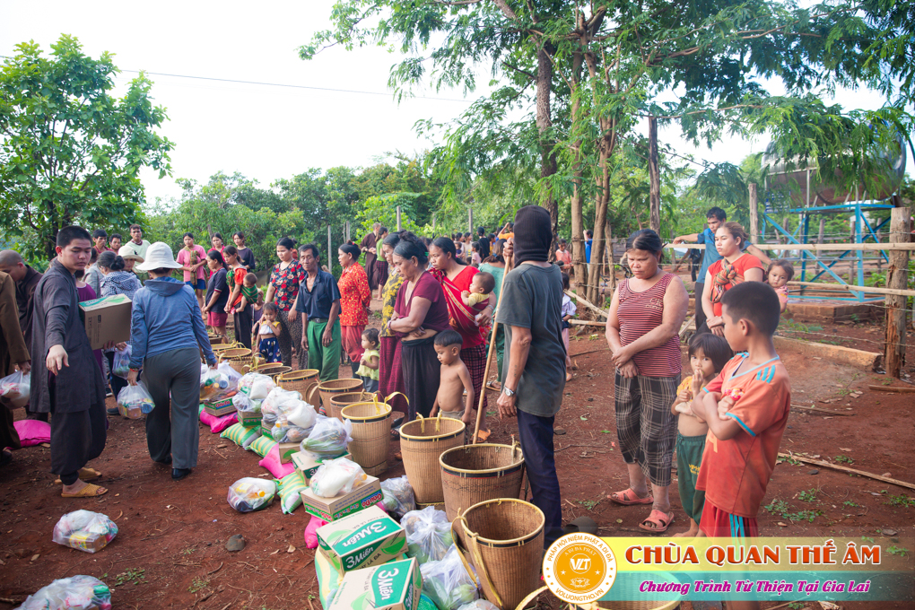 hinh-anh-tang-qua-cho-benh-nhan-phong-tai-tinh-gia-lai-ngay-03-05-06-2022-phan-3-chua-quan-the-am-duc-trong-lam-dong-27.jpg
