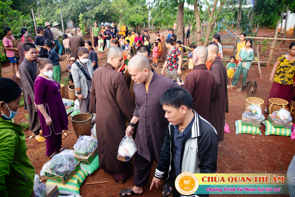 hinh-anh-tang-qua-cho-benh-nhan-phong-tai-tinh-gia-lai-ngay-03-05-06-2022-phan-3-chua-quan-the-am-duc-trong-lam-dong-28.jpg