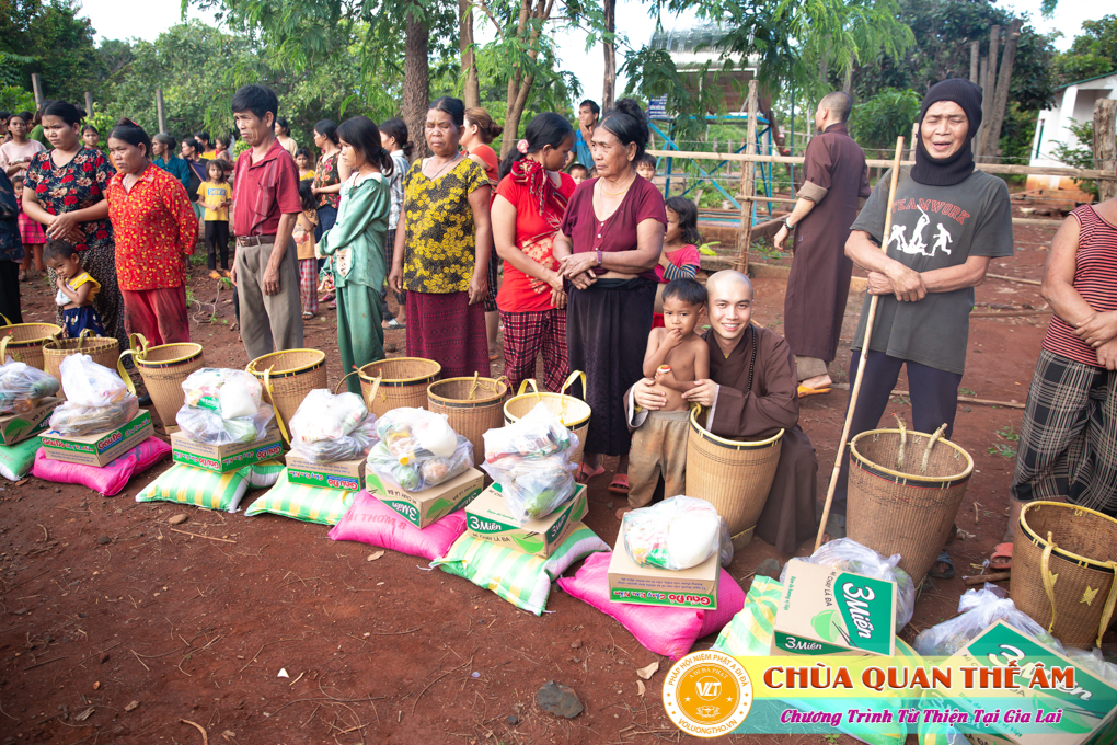 hinh-anh-tang-qua-cho-benh-nhan-phong-tai-tinh-gia-lai-ngay-03-05-06-2022-phan-3-chua-quan-the-am-duc-trong-lam-dong-29.jpg