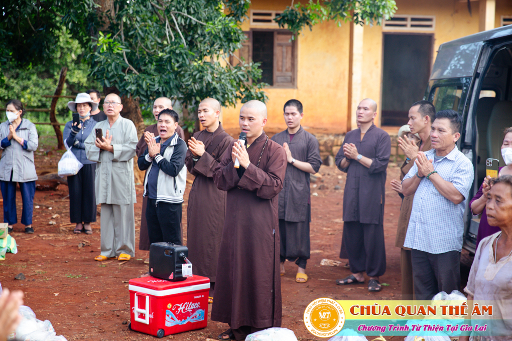 hinh-anh-tang-qua-cho-benh-nhan-phong-tai-tinh-gia-lai-ngay-03-05-06-2022-phan-3-chua-quan-the-am-duc-trong-lam-dong-30.jpg