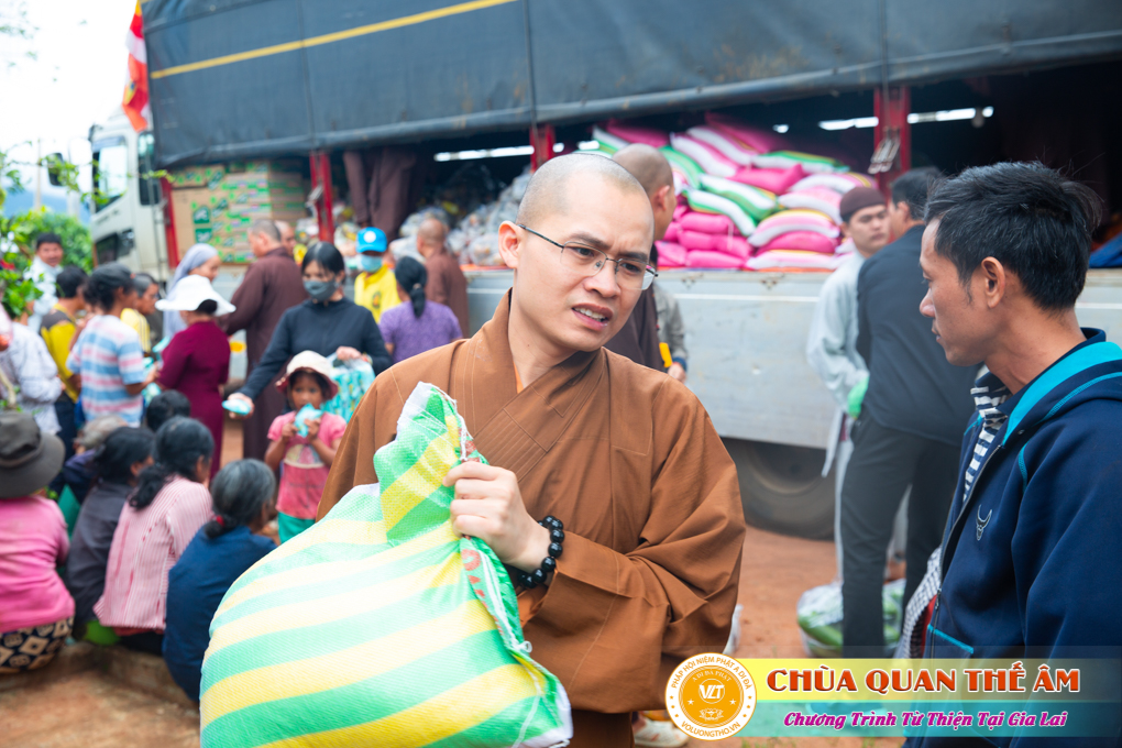 hinh-anh-tang-qua-cho-benh-nhan-phong-tai-tinh-gia-lai-ngay-03-05-06-2022-phan-3-chua-quan-the-am-duc-trong-lam-dong-33.jpg