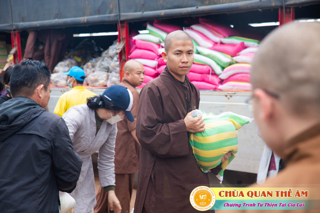 hinh-anh-tang-qua-cho-benh-nhan-phong-tai-tinh-gia-lai-ngay-03-05-06-2022-phan-3-chua-quan-the-am-duc-trong-lam-dong-34.jpg