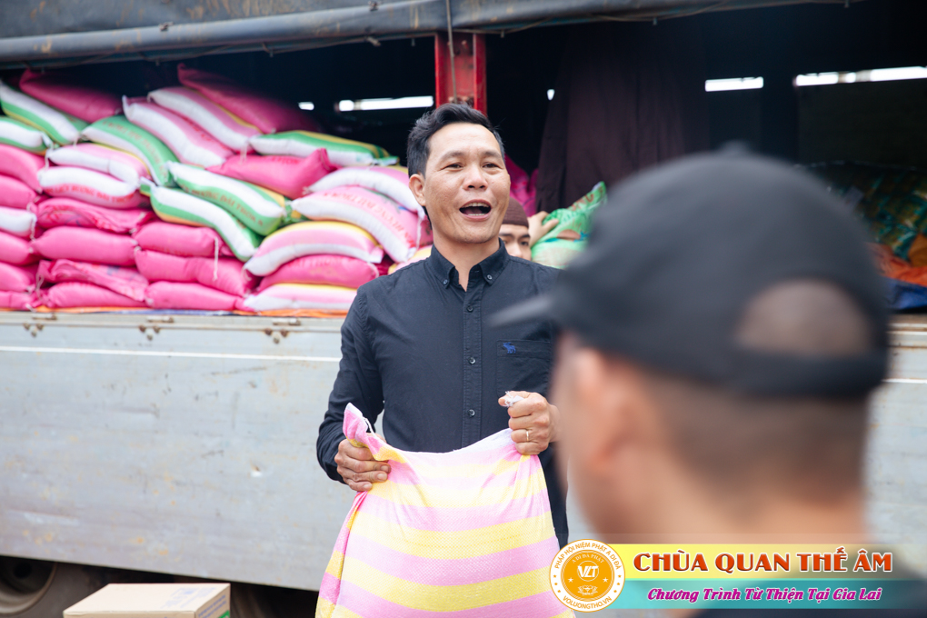 hinh-anh-tang-qua-cho-benh-nhan-phong-tai-tinh-gia-lai-ngay-03-05-06-2022-phan-3-chua-quan-the-am-duc-trong-lam-dong-35.jpg