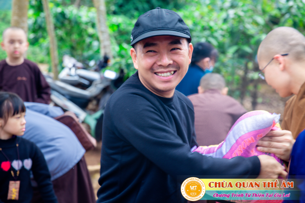 hinh-anh-tang-qua-cho-benh-nhan-phong-tai-tinh-gia-lai-ngay-03-05-06-2022-phan-4-chua-quan-the-am-duc-trong-lam-dong-11.jpg
