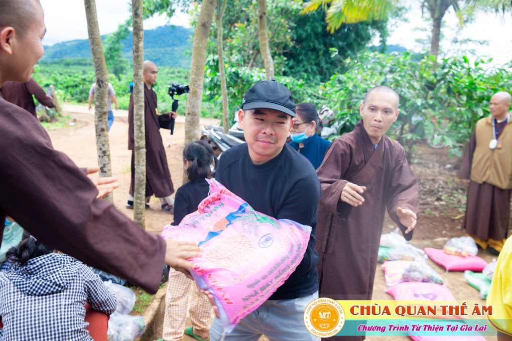 hinh-anh-tang-qua-cho-benh-nhan-phong-tai-tinh-gia-lai-ngay-03-05-06-2022-phan-4-chua-quan-the-am-duc-trong-lam-dong-12.jpg
