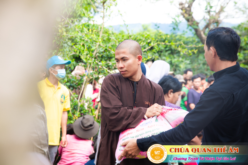 hinh-anh-tang-qua-cho-benh-nhan-phong-tai-tinh-gia-lai-ngay-03-05-06-2022-phan-4-chua-quan-the-am-duc-trong-lam-dong-14.jpg