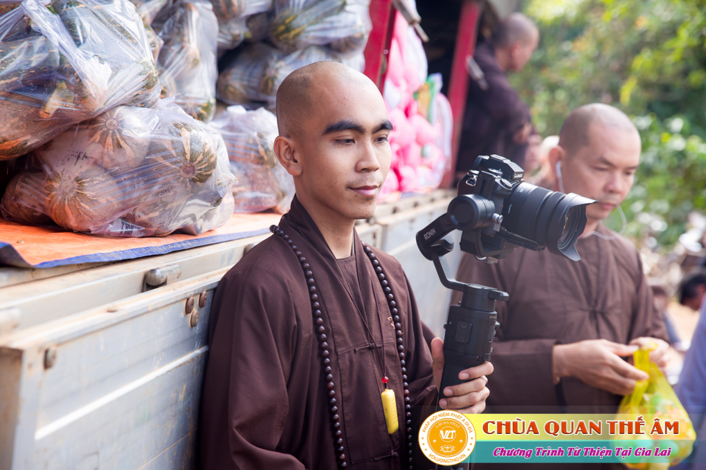 hinh-anh-tang-qua-cho-benh-nhan-phong-tai-tinh-gia-lai-ngay-03-05-06-2022-phan-4-chua-quan-the-am-duc-trong-lam-dong-15.jpg