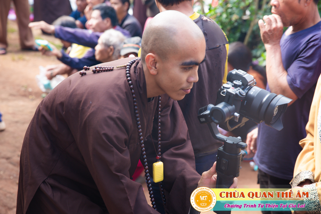 hinh-anh-tang-qua-cho-benh-nhan-phong-tai-tinh-gia-lai-ngay-03-05-06-2022-phan-4-chua-quan-the-am-duc-trong-lam-dong-16.jpg