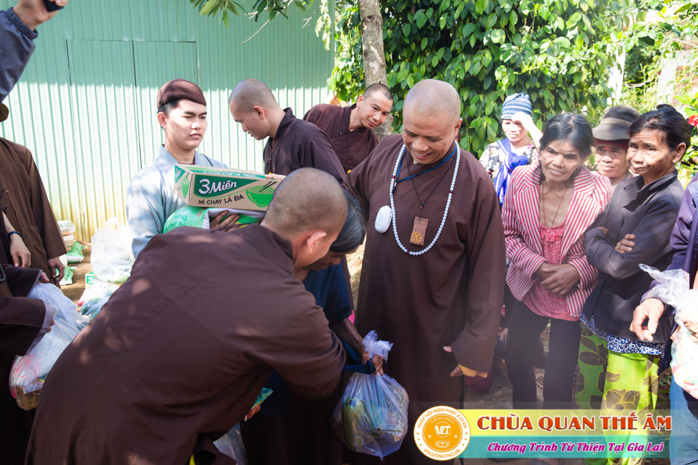 hinh-anh-tang-qua-cho-benh-nhan-phong-tai-tinh-gia-lai-ngay-03-05-06-2022-phan-4-chua-quan-the-am-duc-trong-lam-dong-19.jpg