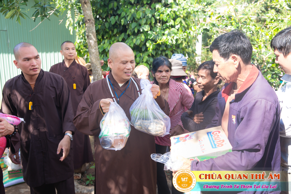 hinh-anh-tang-qua-cho-benh-nhan-phong-tai-tinh-gia-lai-ngay-03-05-06-2022-phan-4-chua-quan-the-am-duc-trong-lam-dong-20.jpg