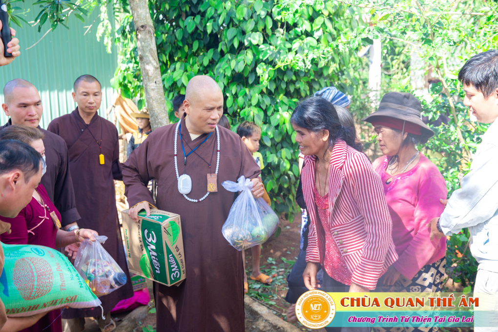 hinh-anh-tang-qua-cho-benh-nhan-phong-tai-tinh-gia-lai-ngay-03-05-06-2022-phan-4-chua-quan-the-am-duc-trong-lam-dong-21.jpg