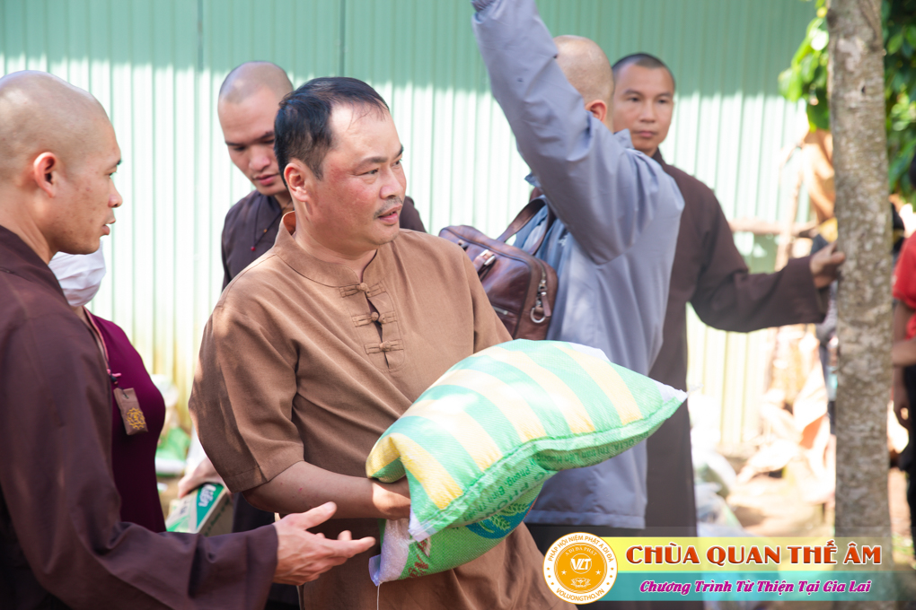 hinh-anh-tang-qua-cho-benh-nhan-phong-tai-tinh-gia-lai-ngay-03-05-06-2022-phan-4-chua-quan-the-am-duc-trong-lam-dong-23.jpg