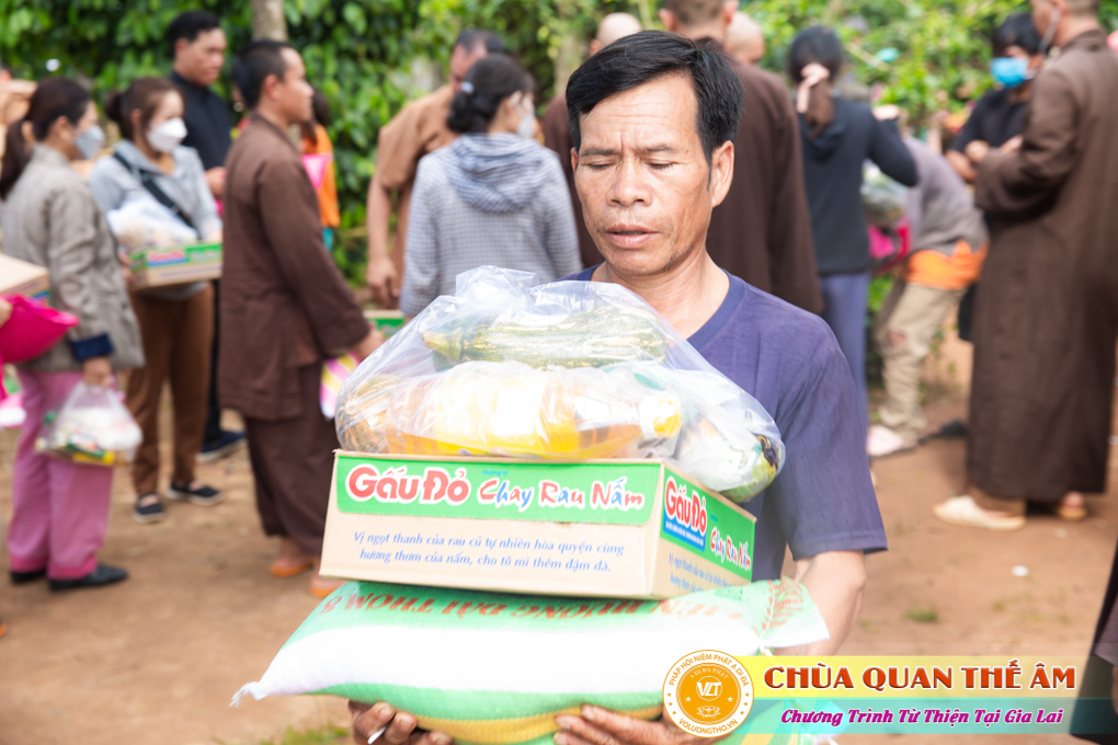 hinh-anh-tang-qua-cho-benh-nhan-phong-tai-tinh-gia-lai-ngay-03-05-06-2022-phan-4-chua-quan-the-am-duc-trong-lam-dong-24.jpg