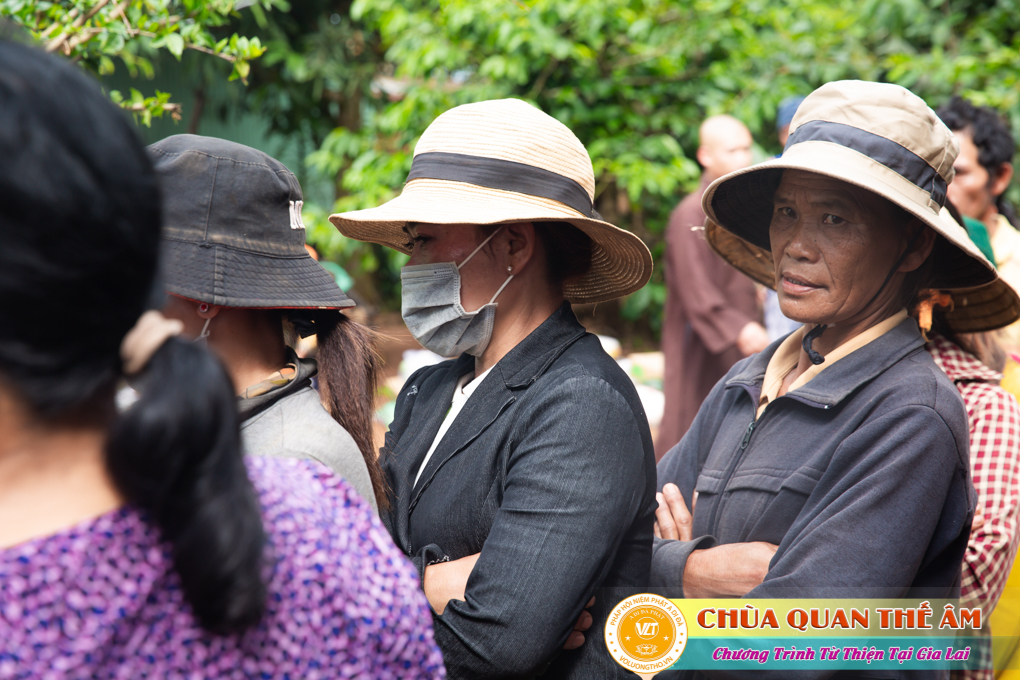 hinh-anh-tang-qua-cho-benh-nhan-phong-tai-tinh-gia-lai-ngay-03-05-06-2022-phan-4-chua-quan-the-am-duc-trong-lam-dong-25.jpg