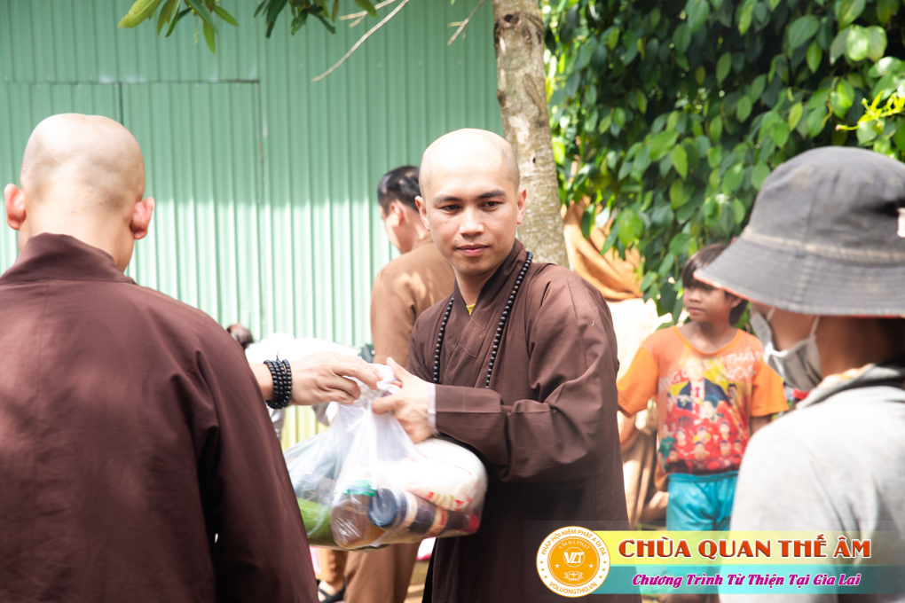hinh-anh-tang-qua-cho-benh-nhan-phong-tai-tinh-gia-lai-ngay-03-05-06-2022-phan-4-chua-quan-the-am-duc-trong-lam-dong-26.jpg