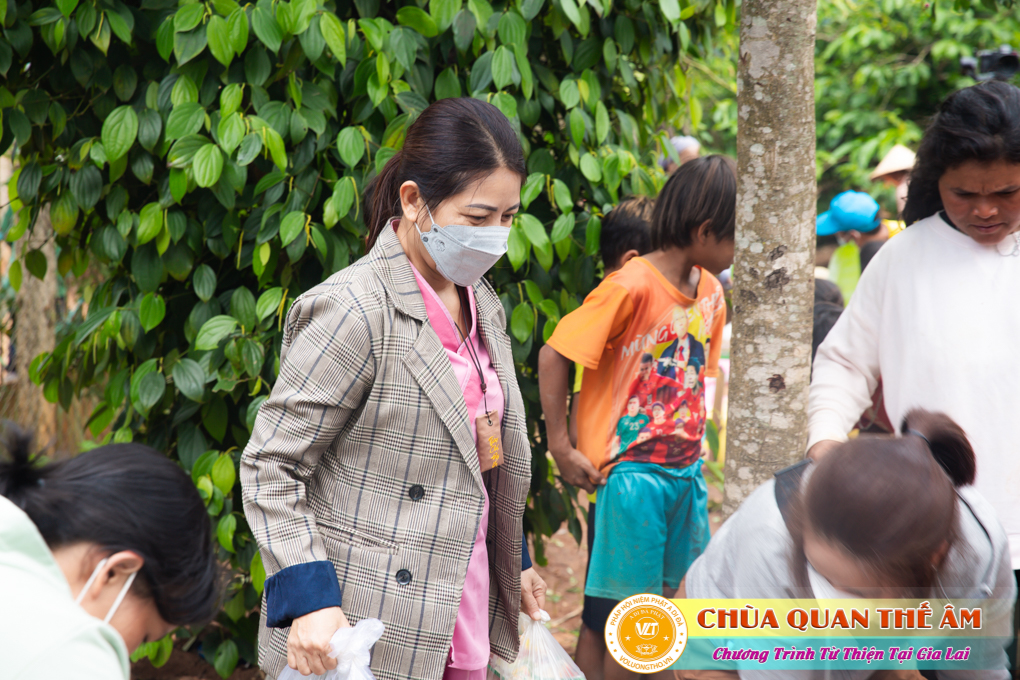 hinh-anh-tang-qua-cho-benh-nhan-phong-tai-tinh-gia-lai-ngay-03-05-06-2022-phan-4-chua-quan-the-am-duc-trong-lam-dong-28.jpg