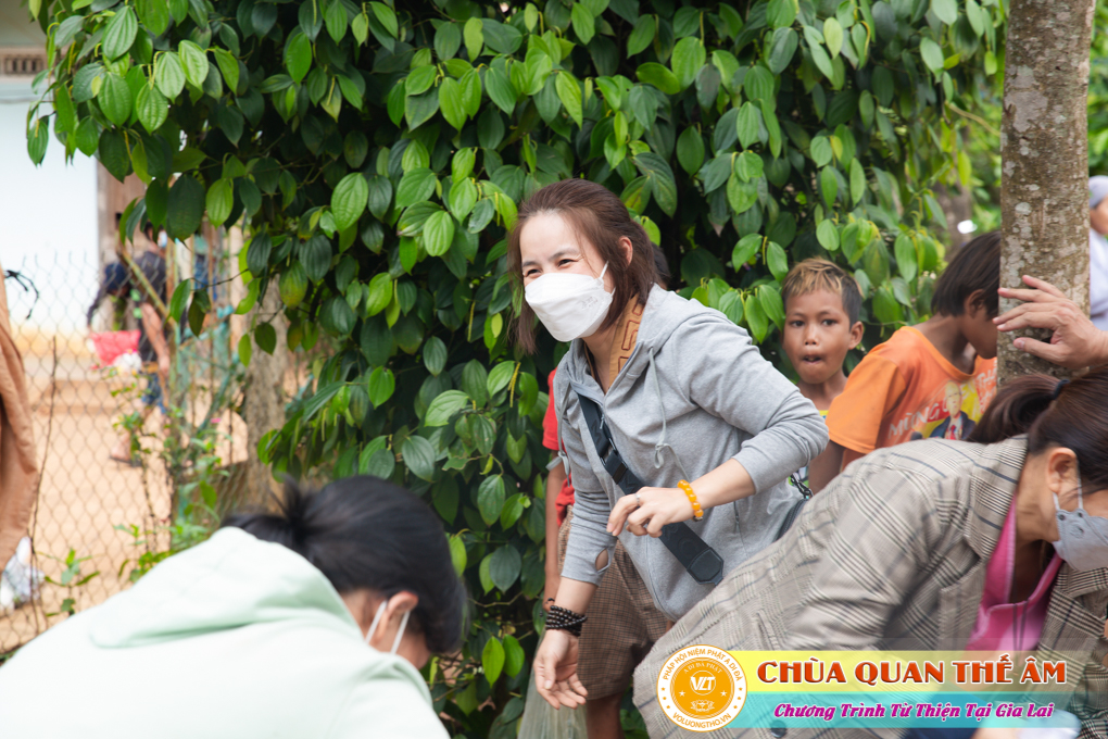 hinh-anh-tang-qua-cho-benh-nhan-phong-tai-tinh-gia-lai-ngay-03-05-06-2022-phan-4-chua-quan-the-am-duc-trong-lam-dong-29.jpg