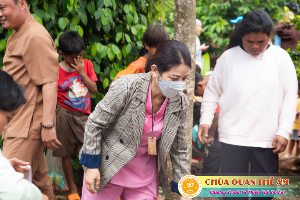 hinh-anh-tang-qua-cho-benh-nhan-phong-tai-tinh-gia-lai-ngay-03-05-06-2022-phan-4-chua-quan-the-am-duc-trong-lam-dong-30.jpg