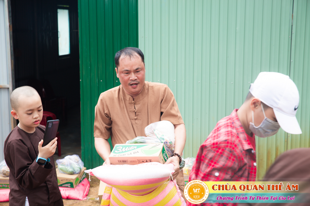 hinh-anh-tang-qua-cho-benh-nhan-phong-tai-tinh-gia-lai-ngay-03-05-06-2022-phan-4-chua-quan-the-am-duc-trong-lam-dong-31.jpg