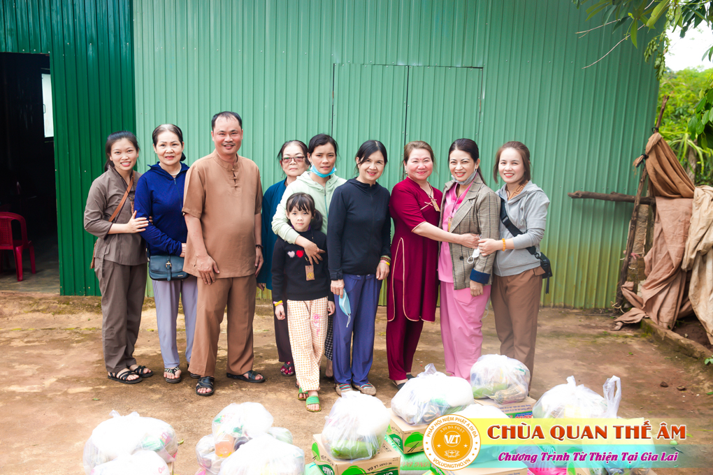 hinh-anh-tang-qua-cho-benh-nhan-phong-tai-tinh-gia-lai-ngay-03-05-06-2022-phan-4-chua-quan-the-am-duc-trong-lam-dong-32.jpg