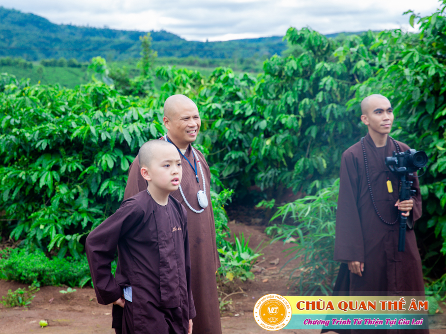 hinh-anh-tang-qua-cho-benh-nhan-phong-tai-tinh-gia-lai-ngay-03-05-06-2022-phan-4-chua-quan-the-am-duc-trong-lam-dong-34.jpg