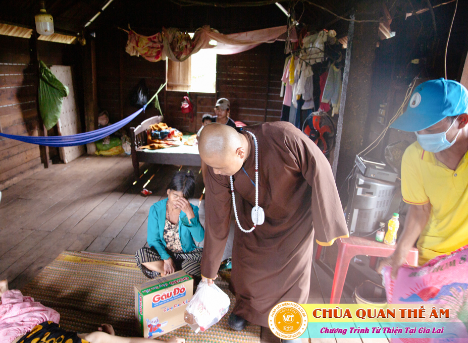 hinh-anh-tang-qua-cho-benh-nhan-phong-tai-tinh-gia-lai-ngay-03-05-06-2022-phan-4-chua-quan-the-am-duc-trong-lam-dong-35.jpg