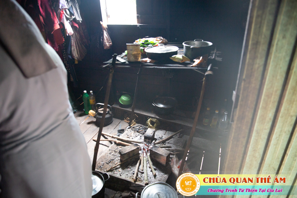hinh-anh-tang-qua-cho-benh-nhan-phong-tai-tinh-gia-lai-ngay-03-05-06-2022-phan-4-chua-quan-the-am-duc-trong-lam-dong-36.jpg